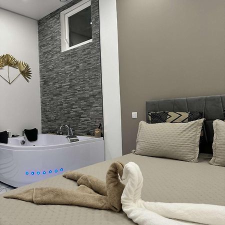 Suite Gold By L Amaryllis I Jacuzzi & Sauna Prive I Centre Beziers Arrivee Autonome Exterior photo