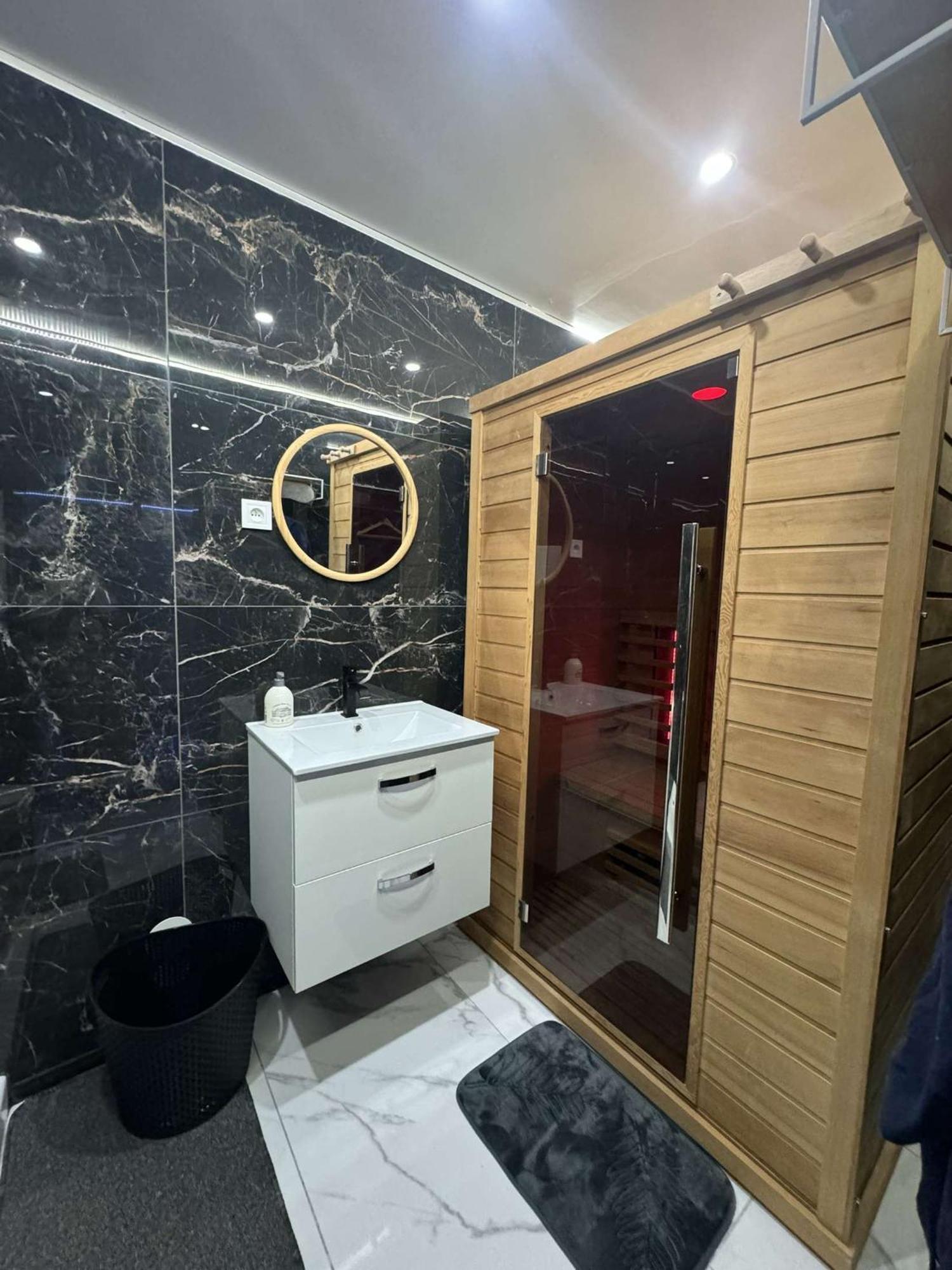 Suite Gold By L Amaryllis I Jacuzzi & Sauna Prive I Centre Beziers Arrivee Autonome Exterior photo